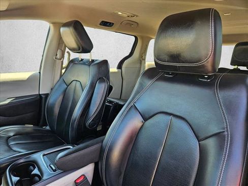 Used 2023 Chrysler Pacifica Touring-L FWD image 11