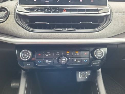 Used 2023 Jeep Compass Latitude AWD/4WD image 17