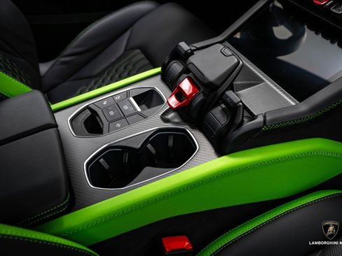 Used 2025 Lamborghini Urus SE image 52