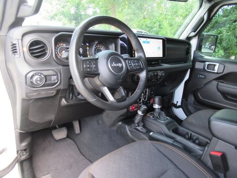 Certified 2024 Jeep Gladiator Mojave w/ Safety Group AWD/4WD image 21