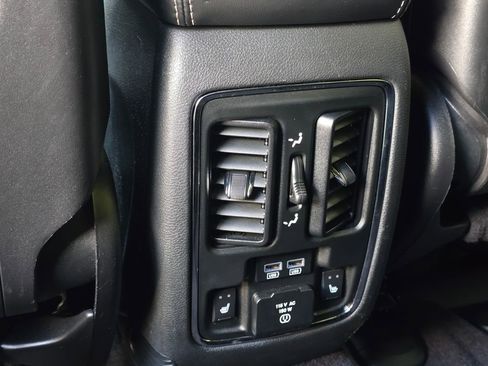 Used 2017 Jeep Grand Cherokee Limited w/ Luxury Group II AWD/4WD image 28