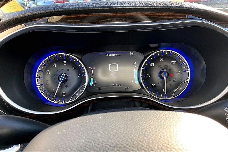 Used 2024 Chrysler Pacifica Limited FWD image 21