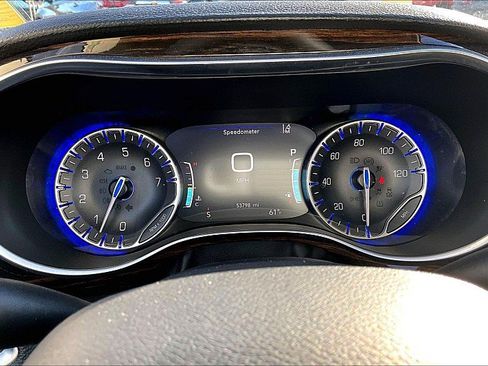 Used 2024 Chrysler Pacifica Limited FWD image 21