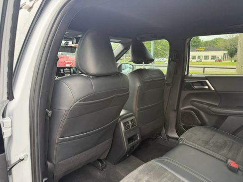 Used 2024 Mitsubishi Outlander SE Black Edition FWD image 12