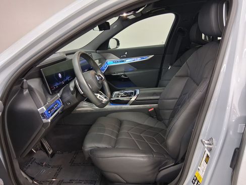 Used 2023 BMW 760i xDrive AWD/4WD image 3