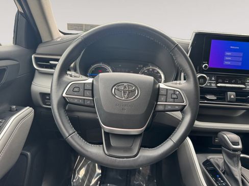 Used 2023 Toyota Highlander LE AWD/4WD image 12