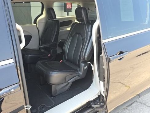Used 2024 Chrysler Pacifica Touring-L FWD image 19