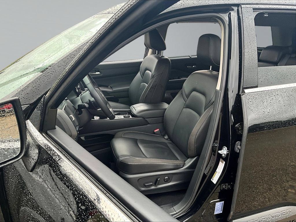 Used 2025 Nissan Pathfinder SL AWD/4WD image 23