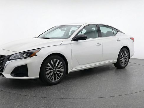 Used 2025 Nissan Altima 2.5 SV FWD image 3