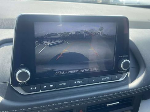 Used 2025 Nissan Rogue SV FWD image 28