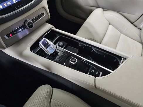 Certified 2024 Volvo XC90 T8 Ultimate AWD/4WD image 30