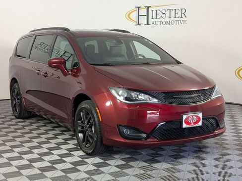 Used 2020 Chrysler Pacifica Touring-L AWD/4WD image 2