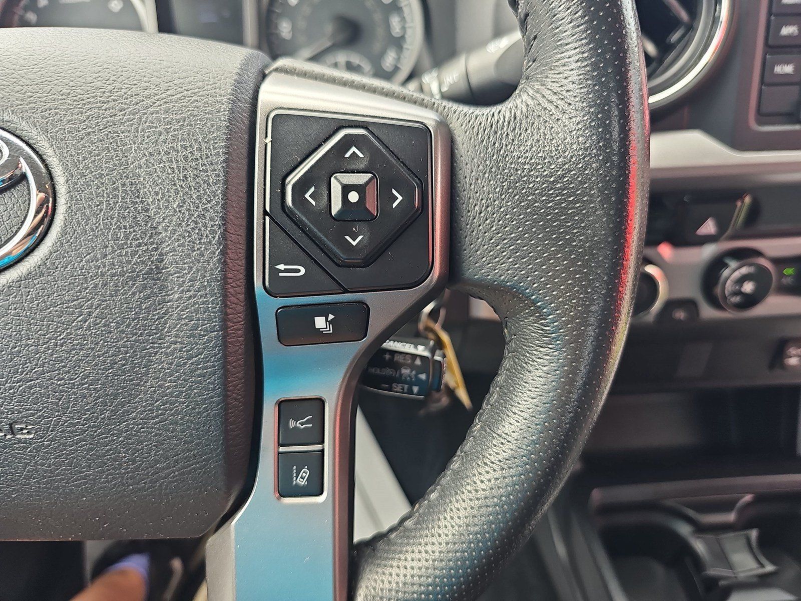 Used 2018 Toyota Tacoma SR5 AWD/4WD image 15
