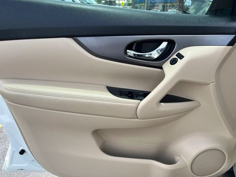 Used 2016 Nissan Rogue SV FWD image 8