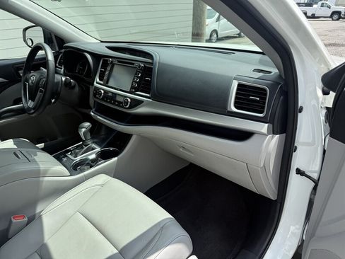 Used 2017 Toyota Highlander XLE w/ Carpet Mat Package AWD/4WD image 3