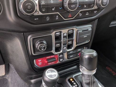 Used 2020 Jeep Gladiator Rubicon w/ Uconnect 4C Nav & Sound Group image 37