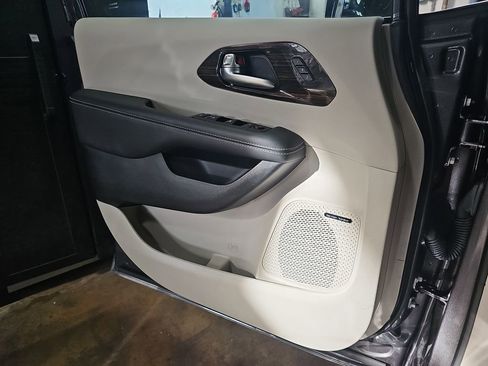 Used 2023 Chrysler Pacifica Limited w/ Uconnect Theater Family Group image 32