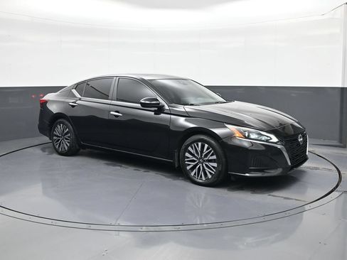 Used 2023 Nissan Altima 2.5 SV w/ SV Premium Package FWD image 1