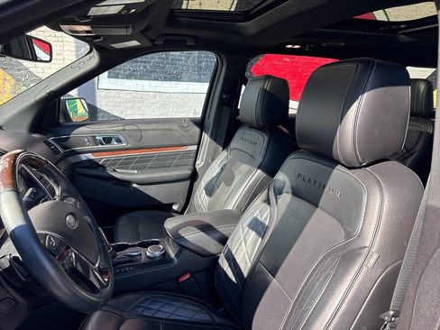 Used 2019 Ford Explorer Platinum image 11