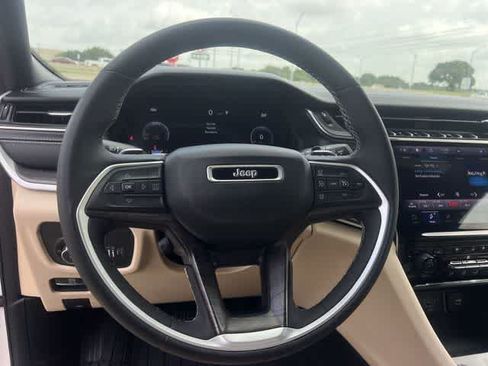 Used 2024 Jeep Grand Cherokee Limited w/ Luxury Tech Group II AWD/4WD image 17