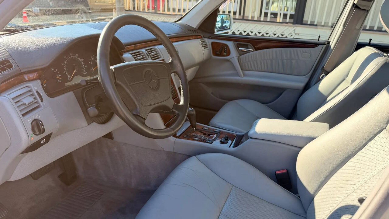 Used 1999 Mercedes-Benz E 320 4MATIC Sedan image 11