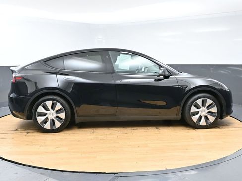 Used 2023 Tesla Model Y 2WD image 7
