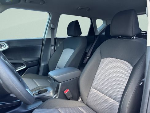 Used 2025 Kia Soul LX w/ LX Technology Package FWD image 11