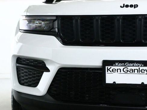 Used 2025 Jeep Grand Cherokee Altitude image 7