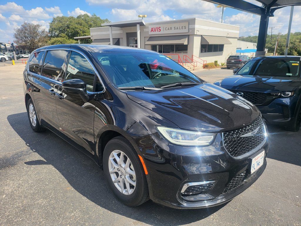 Used 2025 Chrysler Pacifica Select FWD image 2
