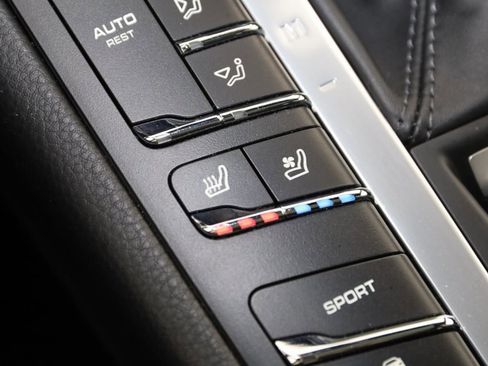 Used 2021 Porsche Macan image 9