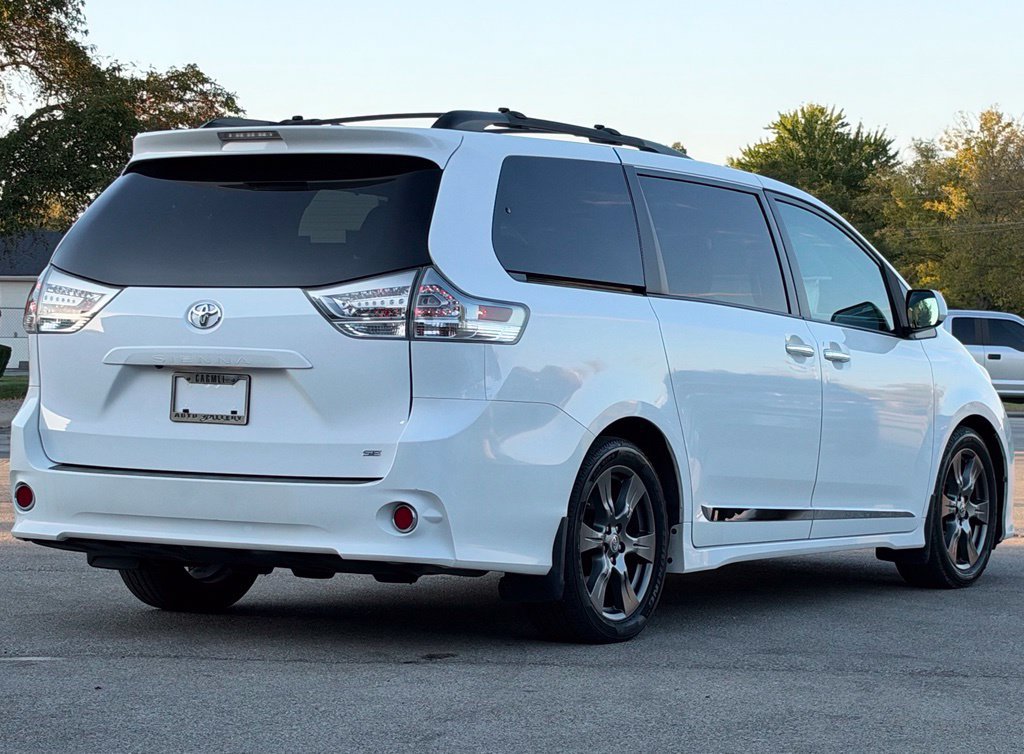 Used 2017 Toyota Sienna SE Premium w/ Outdoor Package FWD image 5