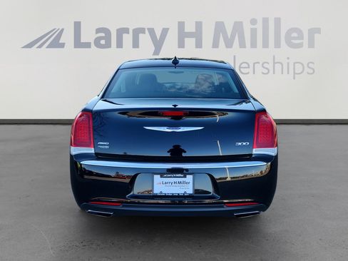 Used 2018 Chrysler 300 Touring image 5