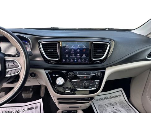 Used 2018 Chrysler Pacifica Limited FWD image 17