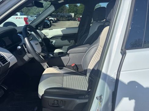Used 2023 Land Rover Discovery Metropolitan Edition AWD/4WD image 9
