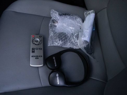 Used 2025 Toyota Sienna XLE w/ XLE Plus Package AWD/4WD image 16