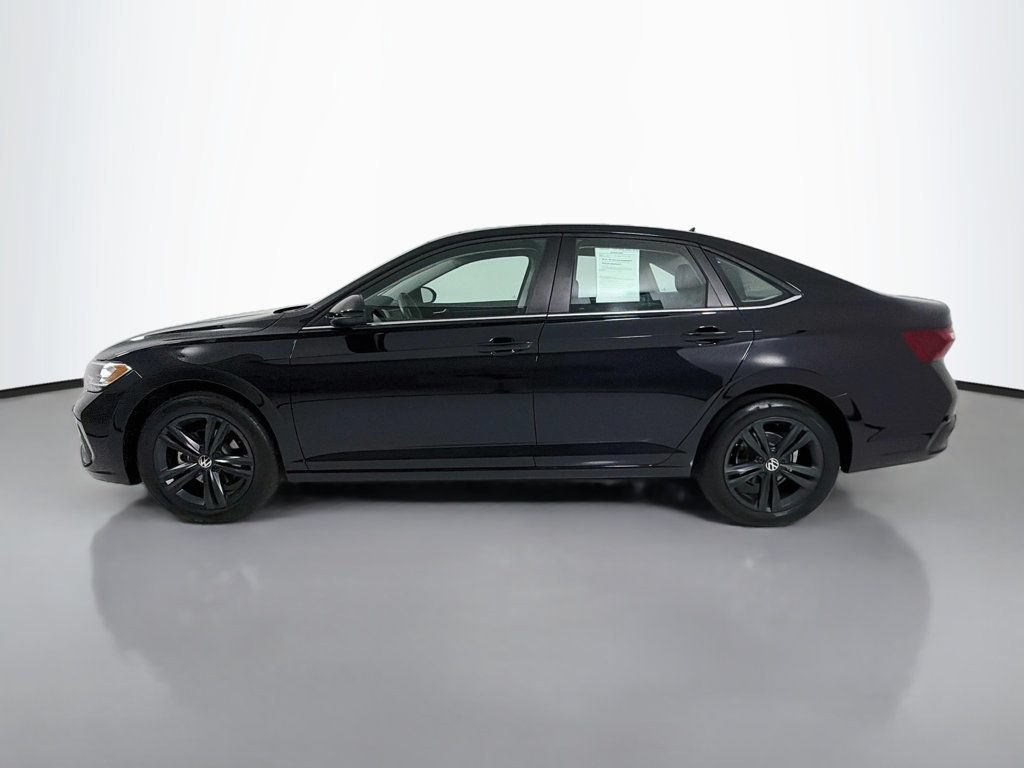 Used 2024 Volkswagen Jetta SE w/ Panoramic Sunroof Package FWD image 4