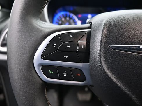 Used 2025 Chrysler Pacifica Select image 17