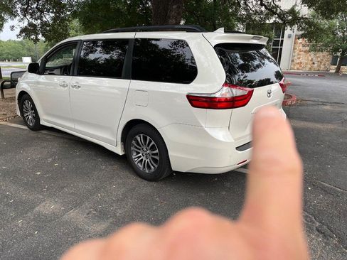 Used 2019 Toyota Sienna XLE w/ XLE Navigation Package FWD image 4
