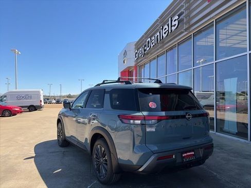 New 2026 Nissan Pathfinder SL image 2