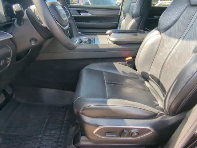 Certified 2024 Jeep Wagoneer L Series II w/ Flexible Seating Group AWD/4WD image 16