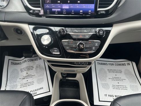 Used 2024 Chrysler Pacifica Touring-L image 11