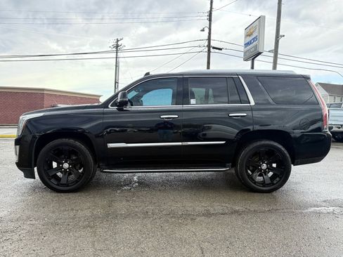 Used 2017 Cadillac Escalade Luxury image 3