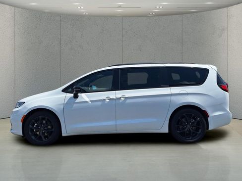 New 2026 Chrysler Pacifica Limited w/ S Appearance Package FWD image 8