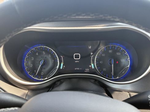 Used 2023 Chrysler Pacifica Touring-L FWD image 11
