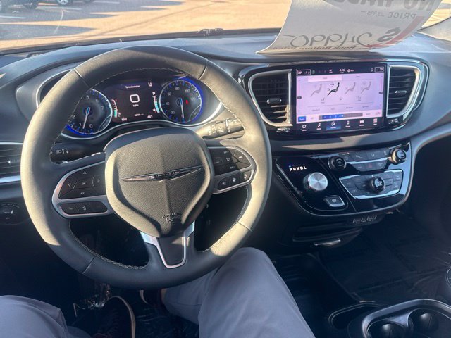 Used 2025 Chrysler Pacifica Select FWD image 3