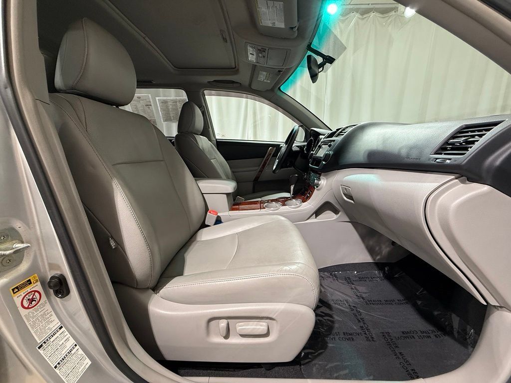 Used 2013 Toyota Highlander Limited AWD/4WD image 24
