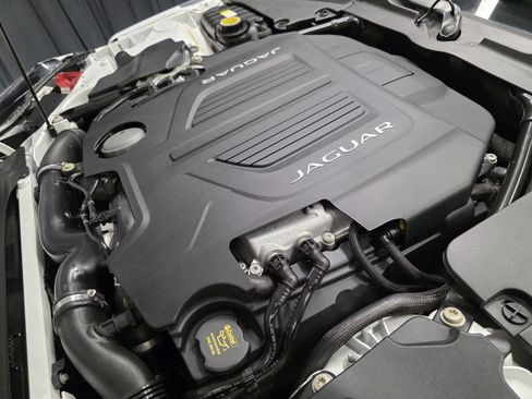 Used 2016 Jaguar F-TYPE R image 3