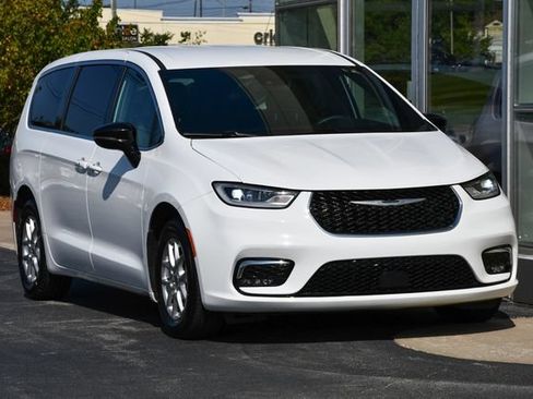 Used 2025 Chrysler Pacifica Select FWD image 5