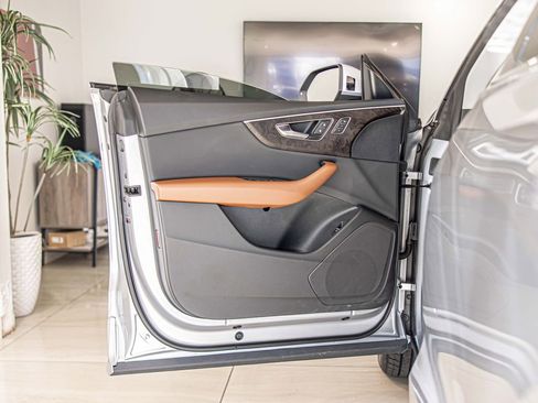 Used 2022 Audi Q8 Premium image 31