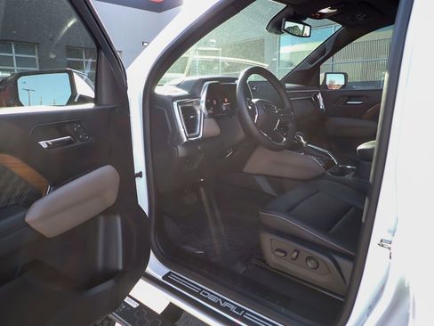 Used 2023 GMC Canyon Denali image 14